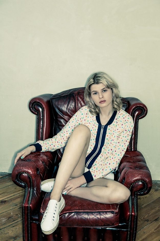 Supremebeing girl armchair 682